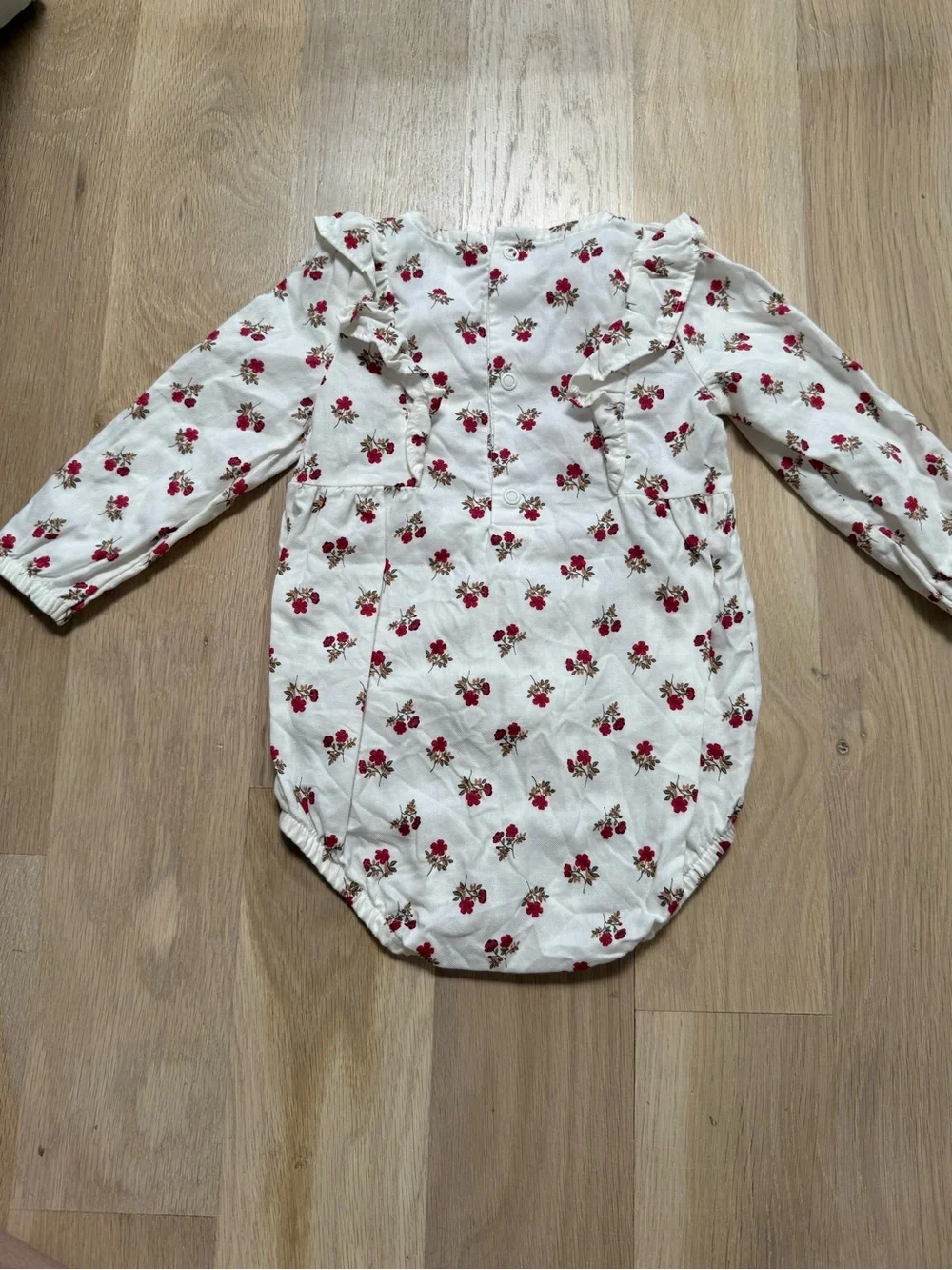 Carter’s 12 month floral onsie🌹